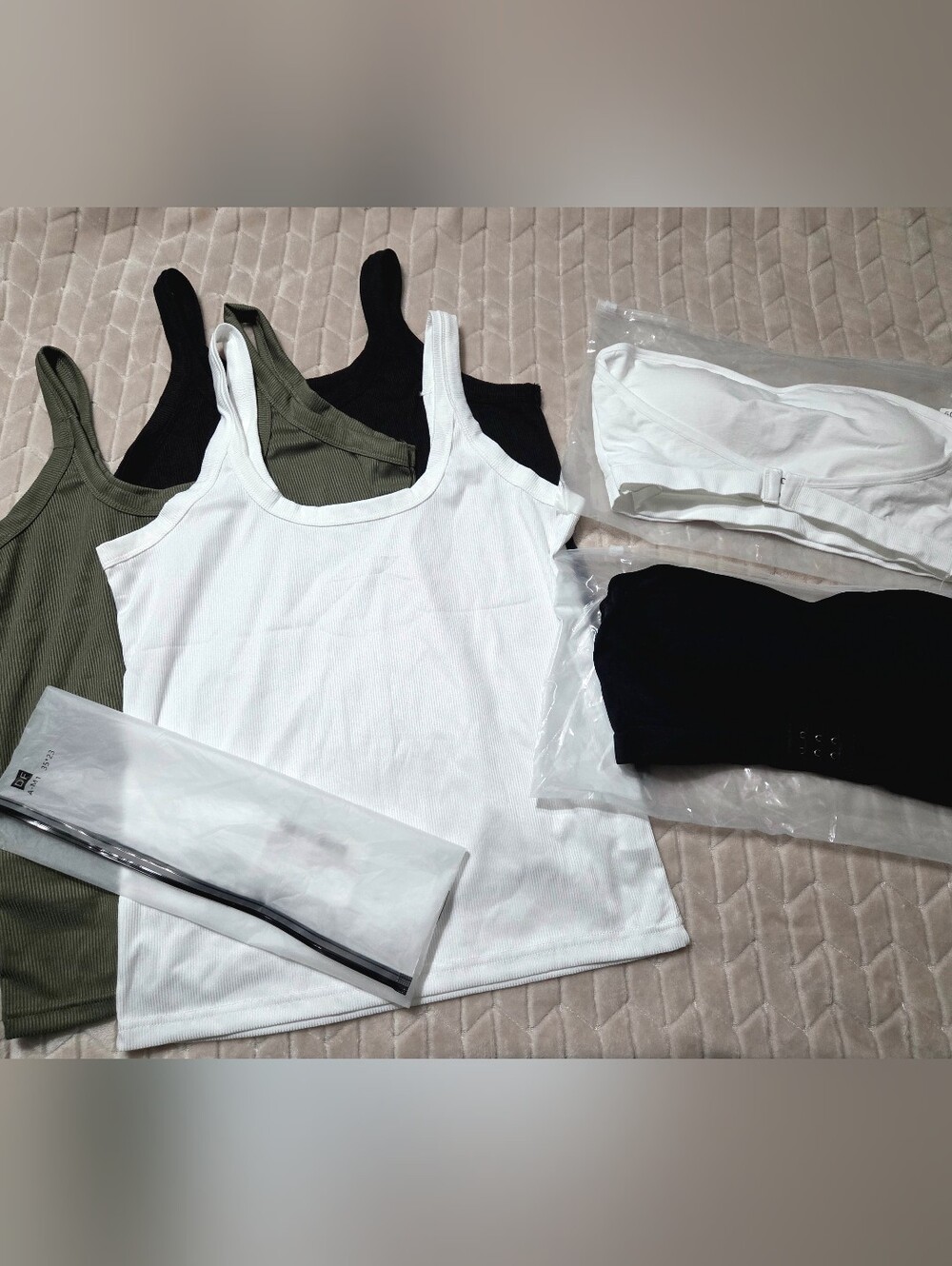 Women’s Ribbed Tank Top 3pc- White, Black, Olive- 2 Strapless Bras- Black/White